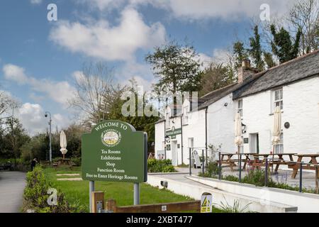 Un cartello che indica l'ingresso ai Trenance Heritage Cottages negli storici e premiati Trenance Gardens di Newquay, in Cornovaglia, nel Regno Unito. Foto Stock