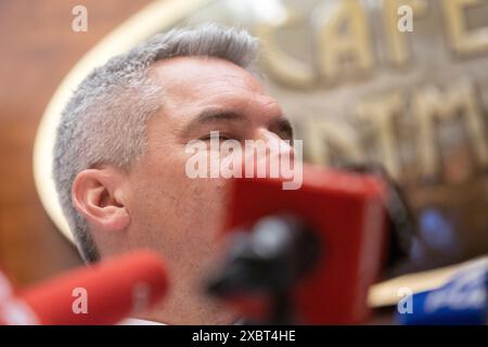 AUSTRIA; VIENNA; 20240613; presidente del partito federale del Partito popolare austriaco (OeVP) e cancelliere federale Karl Nehammer durante un "noi". La conferenza stampa di Middle' a Vienna il 13 giugno 2024. // Österreich; WIEN; 20240613; Bundesparteiobmann der Österreichischer Volkspartei (ÖVP) und Bundeskanzler Karl Nehammer während einer 'Wir. Die Mitte' Pressekonferenz a Wien AM 13. Juni 2024. - 20240613 PD4387 Foto Stock