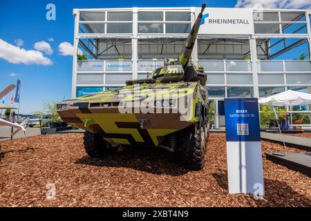 Berlino/Germania - 9 giugno 2024: Un Rheinmetall Boxer Skyranger si erge sull'ILA (Internationale Luft- und Raumfahrtausstellung) Foto Stock