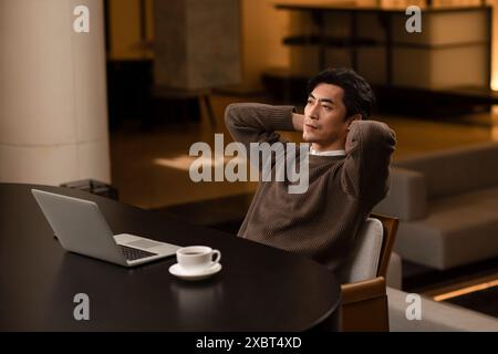 Uomo d'affari che lavora da casa Foto Stock
