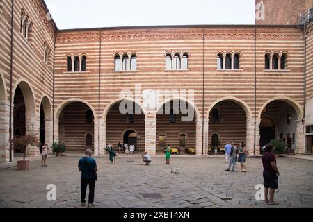 Cortile mercato Vecchio del romanico Palazzo della ragione o Palazzo del comune del XII secolo nel centro storico di Verona, provincia di Verona, V Foto Stock