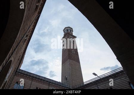 Torre dei Lamberti in stile romanico gotico dal XII al XV secolo nel cortile mercato Vecchio del romanico Palazzo della ragione o Palazzo Foto Stock