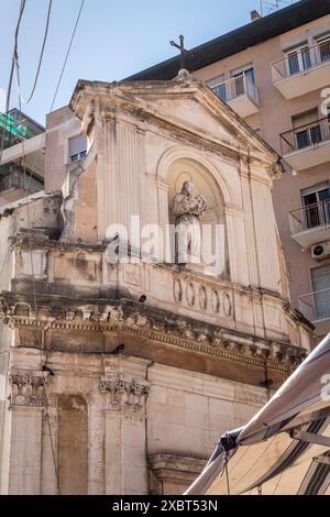 L'esterno barocco della minuscola chiesa di San Gaetano alle Grotte, fondata nel 262 d.C. in una grotta di lava sotto l'attuale edificio (Catania, Sicilia) Foto Stock