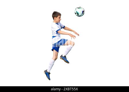 Un giovane giocatore di calcio isolato salta in aria, usando la testa per dirigere il pallone in una scena di calcio dinamica e intensa Foto Stock