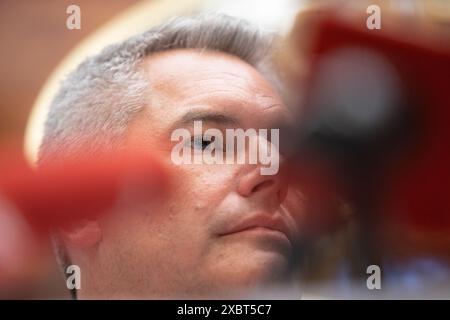 AUSTRIA; VIENNA; 20240613; presidente del partito federale del Partito popolare austriaco (OeVP) e cancelliere federale Karl Nehammer durante un "noi". La conferenza stampa di Middle' a Vienna il 13 giugno 2024. // Österreich; WIEN; 20240613; Bundesparteiobmann der Österreichischer Volkspartei (ÖVP) und Bundeskanzler Karl Nehammer während einer 'Wir. Die Mitte' Pressekonferenz a Wien AM 13. Juni 2024. - 20240613 PD4403 Foto Stock