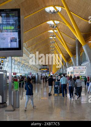 Cancelli di partenza, Terminal 4 Madrid-Aeroporto Barajas, Spagna, costruito nel 1998 - 2006 dagli architetti Richard Rogers e Lamela Foto Stock