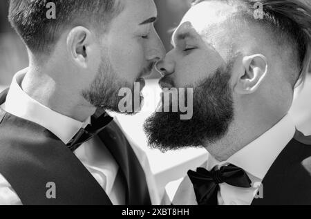 GGay bacio al matrimonio. Matrimonio coppia gay baciare teneri. Primo piano ritratto di gay baciato insieme durante la cerimonia nuziale. Coppia omosessuale Foto Stock