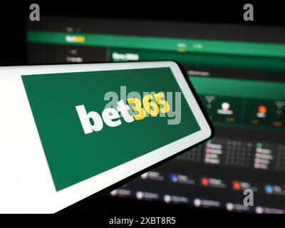 Smartphone con logo della società britannica di scommesse sportive Bet365 davanti al sito Web aziendale. Mettere a fuoco la parte centrale sinistra del display del telefono. Foto Stock