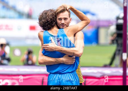 ROMA, ITALIA - 9 GIUGNO: La Germania Mateusz Przybylko interagisce con l'Italia Gianmarco Tamberi che gareggia nell'alto salto maschile durante la terza giornata dei Campionati europei di atletica leggera - Roma 2024 allo Stadio Olimpico il 9 giugno 2024 a Roma. (Foto di Joris Verwijst/BSR Agency) Foto Stock