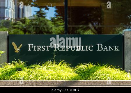 Un segno della First Republic Bank in uno dei suoi uffici a Seattle, Washington, USA - 15 giugno 2023. Foto Stock