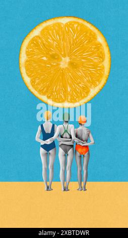 Vista posteriore di tre giovani donne in costumi da bagno colorati e berretti in piedi sulla spiaggia astratta e guardando il sole a immagine di una fetta di limone. Arte contemporanea Foto Stock