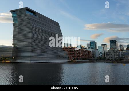 Museo Munch nel quartiere Bjørvika sul porto, vicino al Teatro dell'Opera di Oslo, un edificio di 13 piani con una facciata in vetro che si affaccia sulla baia di Oslo. Foto Stock