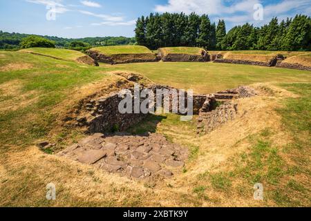 Gli spettatori hanno accesso all'anfiteatro romano di Caerleon, Galles Foto Stock