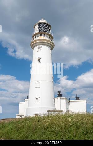 Faro di Flamborough Head, un punto di riferimento sulla costa del promontorio di Flamborough nell'East Yorkshire, Inghilterra, Regno Unito Foto Stock