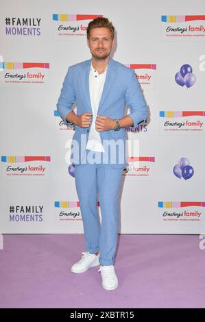 Sfilata di moda per famiglie di Jörn Schlönvoigt bei der Ernsting 2024 im Hotel Atlantic. Amburgo, 11.06.2024 Foto Stock