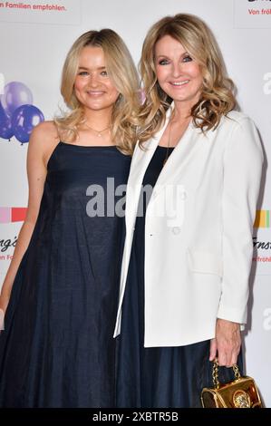 Frauke Ludowig mit Tochter Nele Ludowig Roeffen bei der Ernsting's Family Fashion Show 2024 im Hotel Atlantic. Amburgo, 11.06.2024 Foto Stock