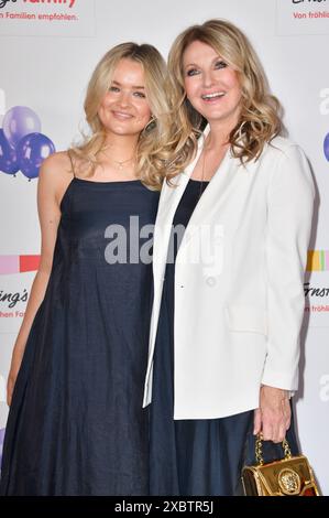 Frauke Ludowig mit Tochter Nele Ludowig Roeffen bei der Ernsting's Family Fashion Show 2024 im Hotel Atlantic. Amburgo, 11.06.2024 Foto Stock
