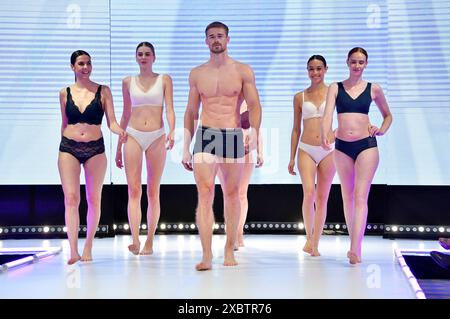 Models bei der Ernsting's Family Fashion Show 2024 im Hotel Atlantic. Amburgo, 11.06.2024 Foto Stock