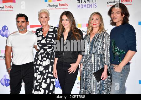 Mattia Dessi, Brigitte Nielsen, Elizabeth Hurley, Elisabeth Röhm e Damian Hurley bei der Ernsting's Family Fashion Show 2024 im Hotel Atlantic. Amburgo, 11.06.2024 Foto Stock
