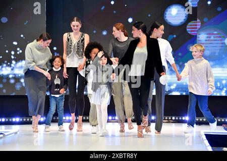Models bei der Ernsting's Family Fashion Show 2024 im Hotel Atlantic. Amburgo, 11.06.2024 Foto Stock