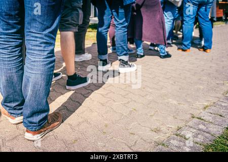 Lunga coda di persone in attesa in linea Foto Stock