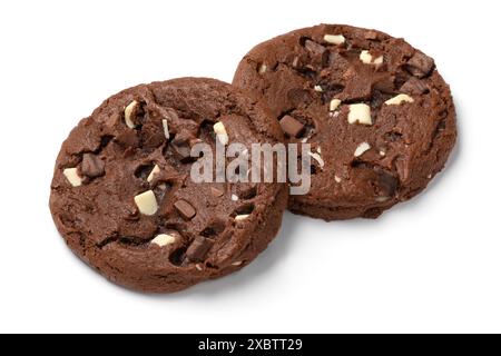 Coppia di biscotti fatti in casa con scaglie di cioccolato americano marrone scuro isolati su sfondo bianco da vicino Foto Stock