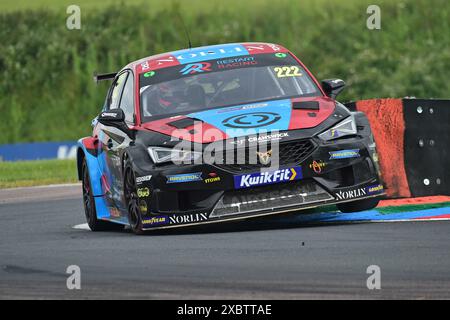 Sollevamento di una ruota anteriore interna, Chris Smiley, Cupra Leon, Restart Racing, BTCC, British Touring Car Championship, round dieci, undici e dodici della Foto Stock