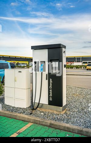 Sovralimentatore per automobili PHEV elettriche o ibride nel parcheggio pubblico Foto Stock