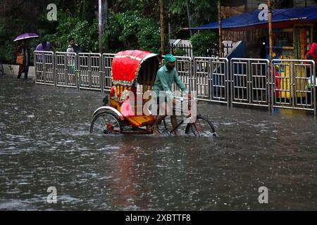 Dacca, Dacca, Bangladesh. 13 giugno 2024. Il traffico a Dhaka attraversa il disboscamento delle acque causato da piogge continue. (Immagine di credito: © Syed Mahabubul Kader/ZUMA Press Wire) SOLO PER USO EDITORIALE! Non per USO commerciale! Foto Stock