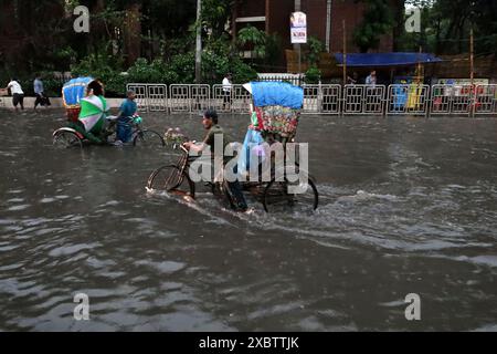 Dacca, Dacca, Bangladesh. 13 giugno 2024. Il traffico a Dhaka attraversa il disboscamento delle acque causato da piogge continue. (Immagine di credito: © Syed Mahabubul Kader/ZUMA Press Wire) SOLO PER USO EDITORIALE! Non per USO commerciale! Foto Stock