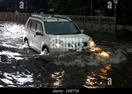 Dacca, Dacca, Bangladesh. 13 giugno 2024. Il traffico a Dhaka attraversa il disboscamento delle acque causato da piogge continue. (Immagine di credito: © Syed Mahabubul Kader/ZUMA Press Wire) SOLO PER USO EDITORIALE! Non per USO commerciale! Foto Stock