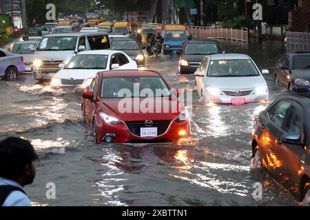 Dacca, Dacca, Bangladesh. 13 giugno 2024. Il traffico a Dhaka attraversa il disboscamento delle acque causato da piogge continue. (Immagine di credito: © Syed Mahabubul Kader/ZUMA Press Wire) SOLO PER USO EDITORIALE! Non per USO commerciale! Foto Stock