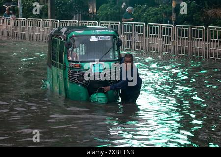 Dacca, Dacca, Bangladesh. 13 giugno 2024. Il traffico a Dhaka attraversa il disboscamento delle acque causato da piogge continue. (Immagine di credito: © Syed Mahabubul Kader/ZUMA Press Wire) SOLO PER USO EDITORIALE! Non per USO commerciale! Foto Stock