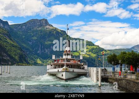 Ein Raddampfer fährt in Flüelen aus dem Hafen hinaus auf den Vierwaldstätter SEE. Foto: Winfried Rothermel *** Un piroscafo a pale salpa fuori dal porto di Flüelen verso il lago di Lucerna foto Winfried Rothermel Foto Stock