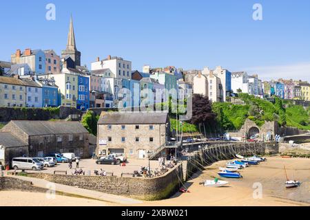 Porto di Tenby con piccole barche ormeggiate con le case colorate Tenby sopra il club velico Tenby Carmarthan Bay Pembrokeshire Galles occidentale Regno Unito Foto Stock