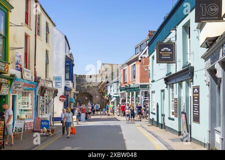 Centro di Tenby, Five Arches Tavern e negozi di St Georges Street, a Tenby, Carmarthan Bay, Pembrokeshire, Galles occidentale, Regno Unito, Europa Foto Stock