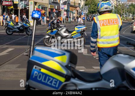 Polizisten sperren am Rande einer Demonstration Die Eberswalder Straße in Berlin-Prenzlauer Berg. / Gli agenti di polizia bloccano Eberswalder Straße a Berlino-Prenzlauer Berg ai margini di una manifestazione. Polizeieinsatz *** gli agenti di polizia bloccano Eberswalder Straße a Berlino Prenzlauer Berg ai margini di una manifestazione gli agenti di polizia bloccano Eberswalder Straße a Berlino Prenzlauer Berg ai margini di un'operazione di polizia dimostrativa snph202406086744.jpg Foto Stock