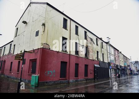 Le foto mostrano il centro di Bridgend, 3 settimane prima delle elezioni generali del 2024, un posto chiave per il Partito Laburista. Foto Stock