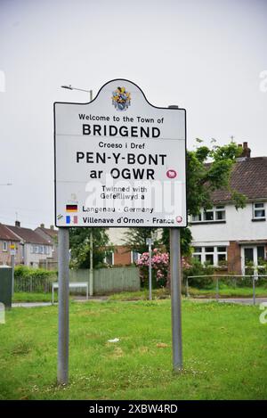 Le foto mostrano il centro di Bridgend, 3 settimane prima delle elezioni generali del 2024, un posto chiave per il Partito Laburista. Foto Stock