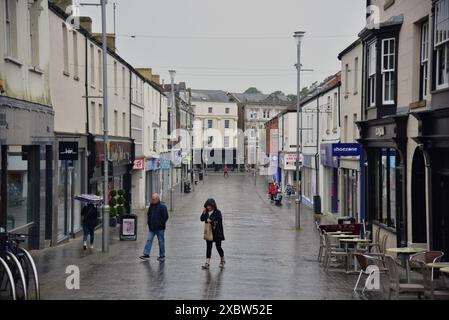 Le foto mostrano il centro di Bridgend, 3 settimane prima delle elezioni generali del 2024, un posto chiave per il Partito Laburista. Foto Stock