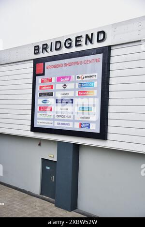 Le foto mostrano il centro di Bridgend, 3 settimane prima delle elezioni generali del 2024, un posto chiave per il Partito Laburista. Foto Stock