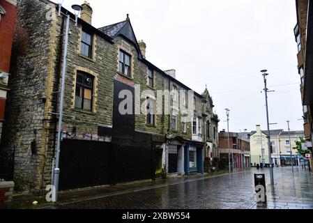 Le foto mostrano il centro di Bridgend, 3 settimane prima delle elezioni generali del 2024, un posto chiave per il Partito Laburista. Foto Stock