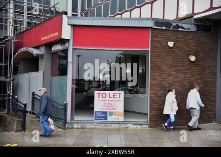 Le foto mostrano il centro di Bridgend, 3 settimane prima delle elezioni generali del 2024, un posto chiave per il Partito Laburista. Foto Stock