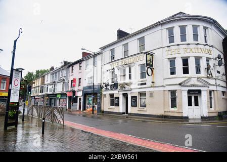 Le foto mostrano il centro di Bridgend, 3 settimane prima delle elezioni generali del 2024, un posto chiave per il Partito Laburista. Foto Stock