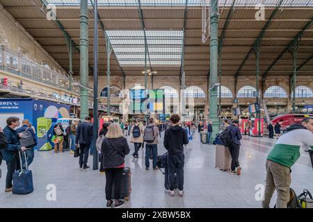 Parigi, Francia - 17 maggio 2024: Veduta di vari turisti alla stazione centrale di Gare du Nord, Parigi Francia Foto Stock
