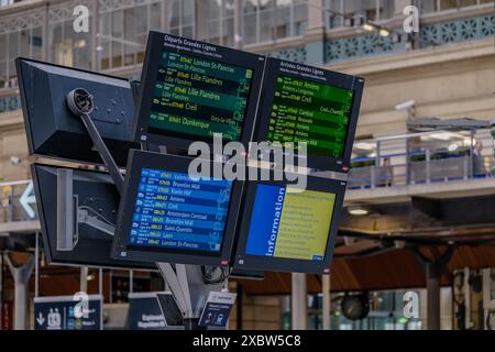 Parigi, Francia - 17 maggio 2024: Vista delle schermate di arrivo e partenza dei treni ad alta velocità e dei treni Eurostar nella Gare de Nord, Parigi Francia Foto Stock