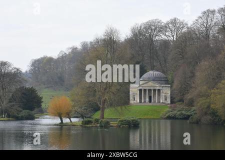 Pantheon e lago, Stourhead Garden, Stourton, Warminster, Wiltshire, Inghilterra, Regno Unito Foto Stock