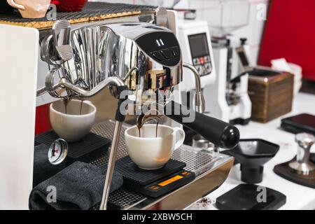 La macchina per il caffè prepara un caffè espresso, foto ravvicinate con una messa a fuoco morbida e selettiva Foto Stock