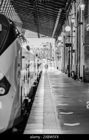 Parigi, Francia - 17 maggio 2024 : veduta del capo del TGV, l'alta velocità interurbana francese operata dalla SNCF a Parigi in Francia Foto Stock