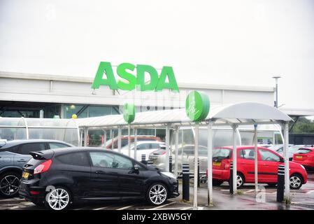 Le immagini mostrano il supermercato Asda, Bridgend, è il supermercato britannico, vende cibo, vestiti, giocattoli e prodotti generici a prezzi molto economici. Foto Stock